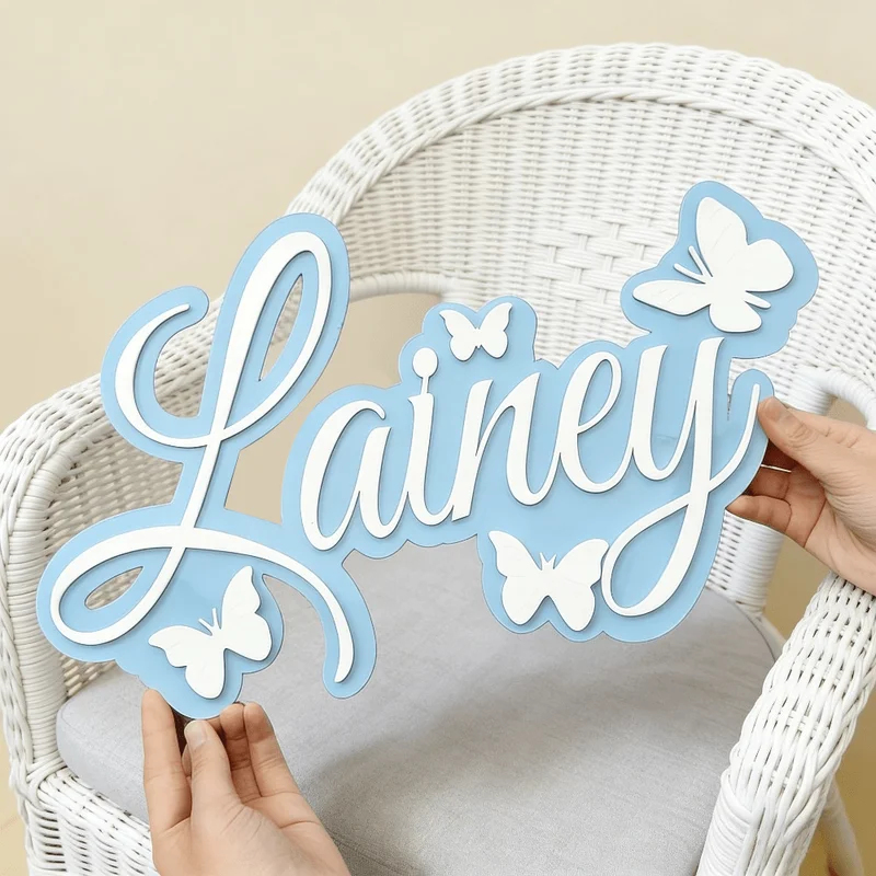 Baby Nursery Toy - Personalisierte Baby-Namensplakette, Blaues Design mit Weißem